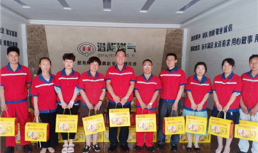 浓情迎端午 温馨送祝福-集团为员工发放端午节礼品